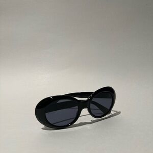 ELIZABETH AND JAMES Chic Black Oval Sunglasses